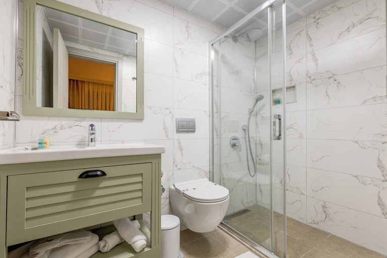 Bathroom 5, Hanedan Hotel, Foça