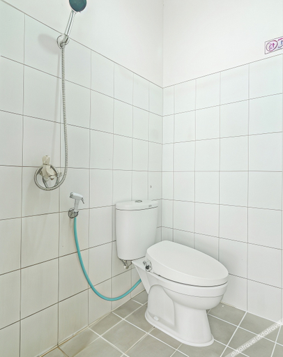Bathroom, Hotel O J&B Smart Jatinegara, Jakarta Timur
