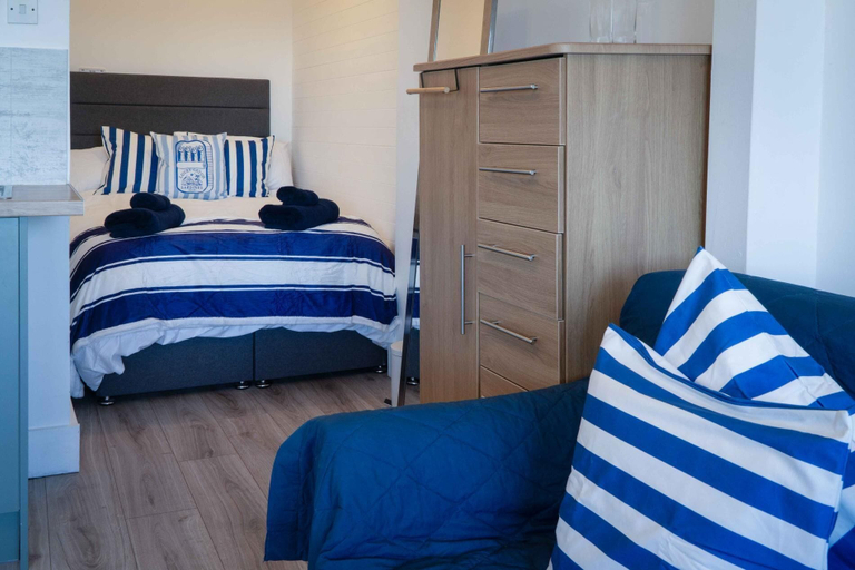 Bedroom, The Lighthouse - 1 Bedroom Apartment - Saundersfoot, Pembrokeshire