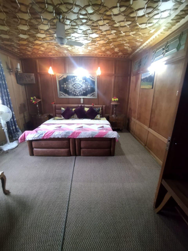 Bedroom 5, Billoo Palace Houseboat, Srinagar