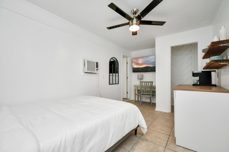 Room 2, Empress Sunlit Villa, Houston