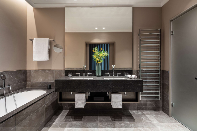 Bathroom 4, Anantara Plaza Nice Hotel - A Leading Hotel of the World, Alpes-Maritimes