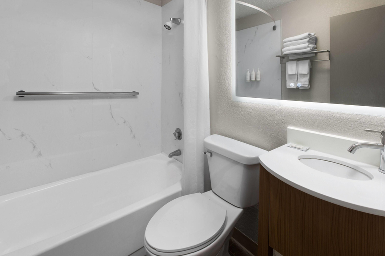 Bathroom 5, Days Inn by Wyndham Pierre, Hughes