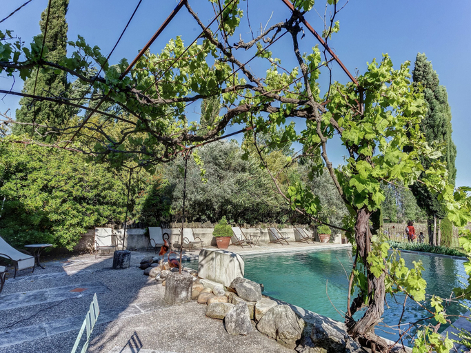 Others 5, Cottage in Oppede amidst Vineyards, Vaucluse