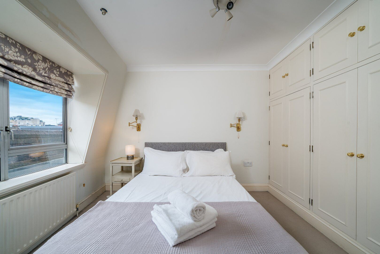 Room 5, Bright Two-bed Flat in Covent Garden, London