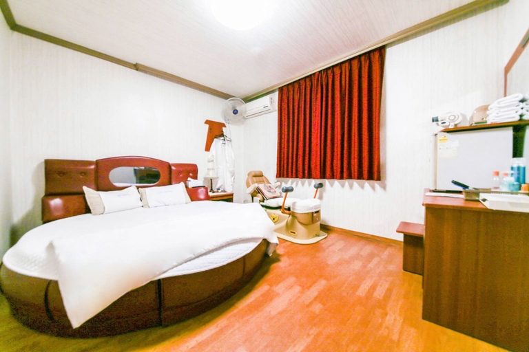 Bedroom 2, Yesan Grand Motel, Yesan