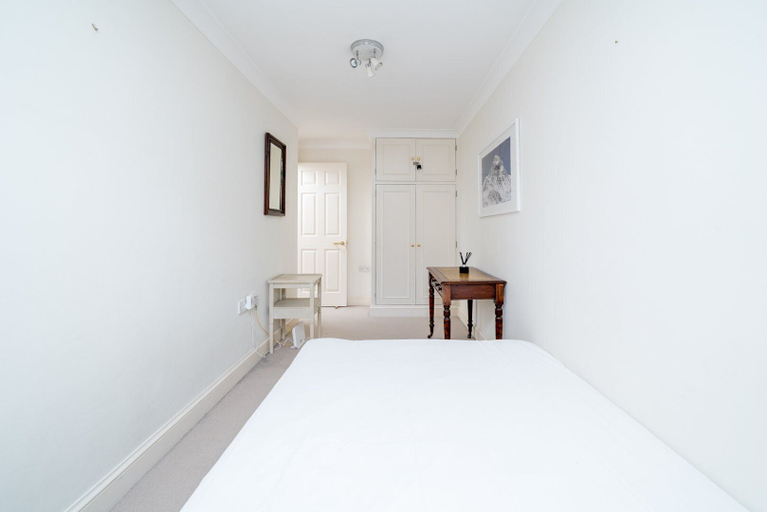 Room 2, Bright Two-bed Flat in Covent Garden, London
