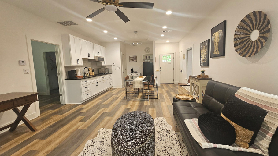 Living area 2, Deluxe Country Cabin - Pet Friendly, Garland