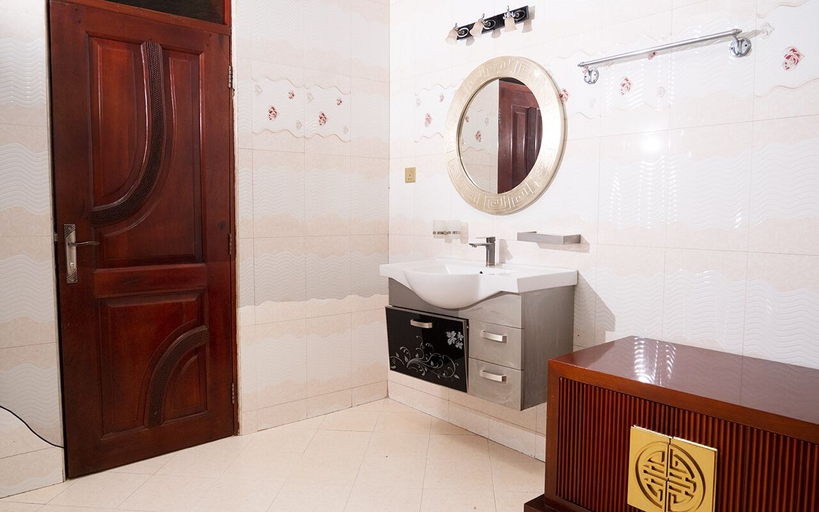 Bathroom, Ra Heritage Village Hotel, Busiiro