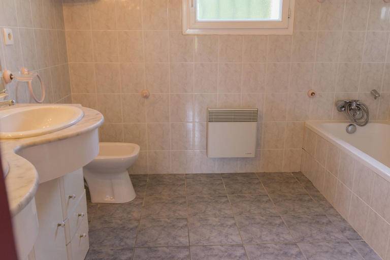 Bathroom 4, Panoramic Poolside Villa, Lot-et-Garonne
