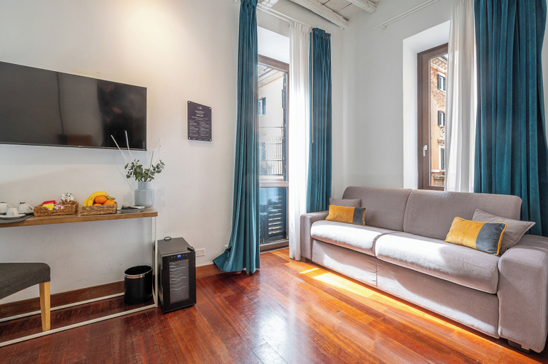 Others 5, Maison Giulia, Rome