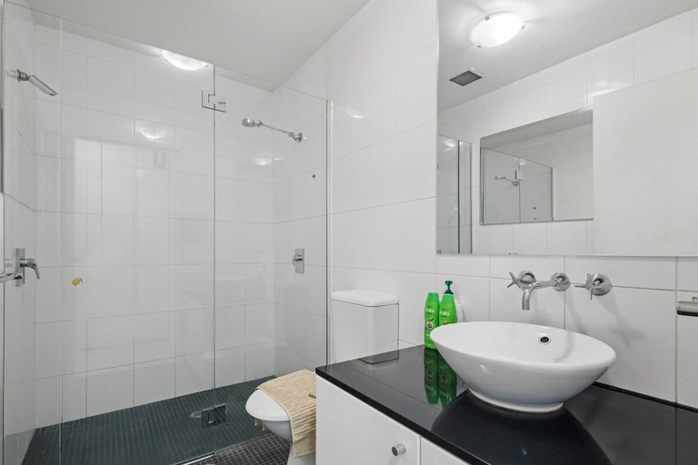 Bathroom 4, Spacious & Comfy Apt for 6 Next to Darling Harbour, Sydney