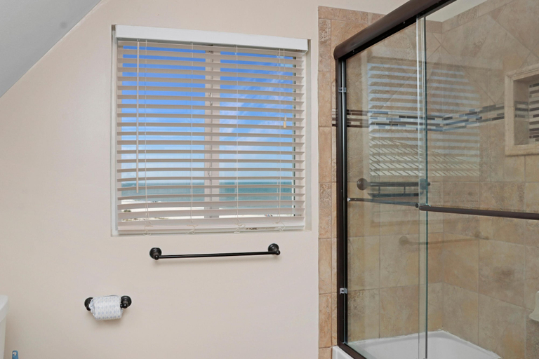 Bathroom 3, Pelican, Gulf