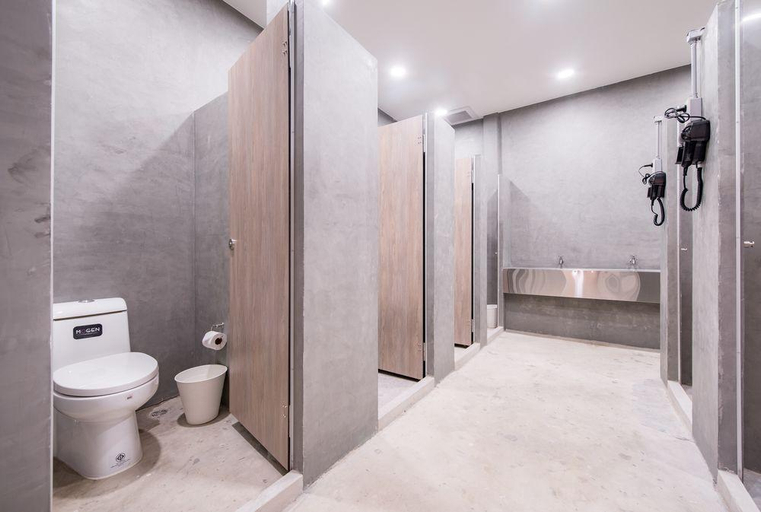 Bathroom 3, Nornyaowarat Hostel, Samphantawong