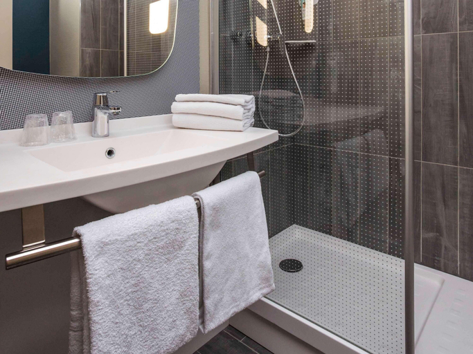 Bathroom 5, ibis Villepinte Parc Expos, Seine-Saint-Denis