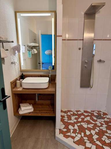 Bathroom 4, ibis Styles Marennes-Oléron, Charente-Maritime