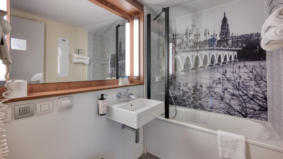 Bathroom 4, Campanile NATURE - Bordeaux Est Artigues, Gironde