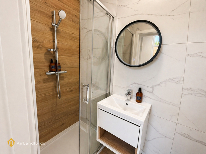 Bathroom, Modern Studio in the Heart of Hounslow!, London
