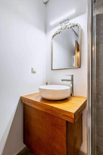 Bathroom 2, MZ Reindeer, Central Greece