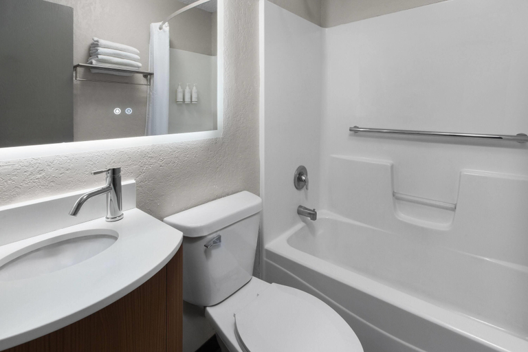 Bathroom 4, Days Inn by Wyndham Pierre, Hughes