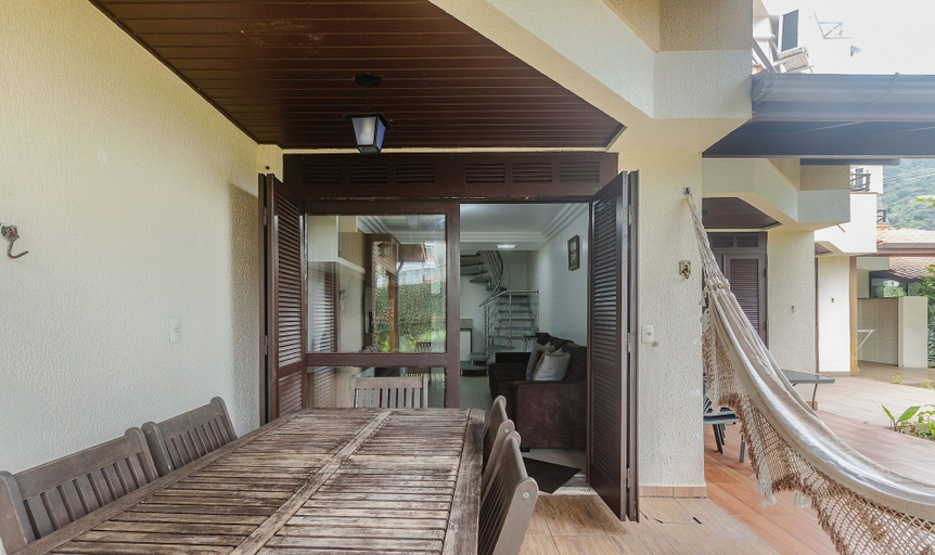 Outdoor dining 4, Discover Comfort and Leisure 170 m From Ponta das Canas Beach - Mvcs, Florianopolis