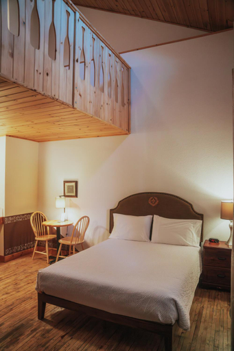 Bedroom 2, Lenroot Lodge, Sawyer