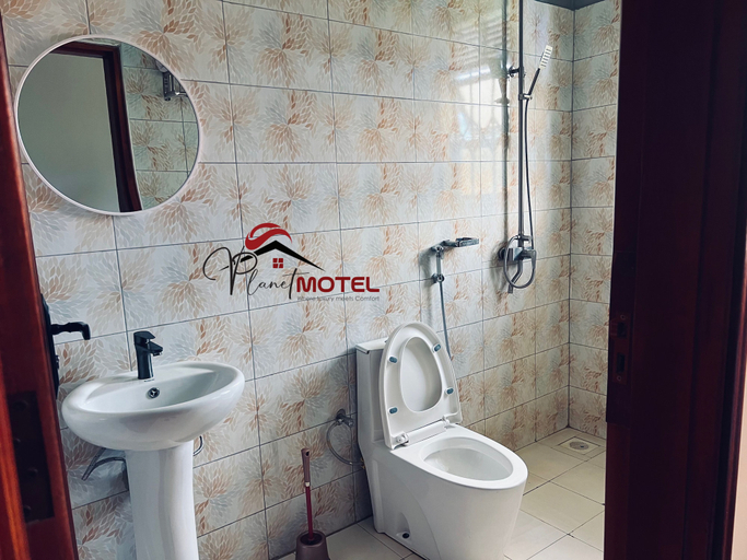 Bathroom, Planet Motel, Busiiro