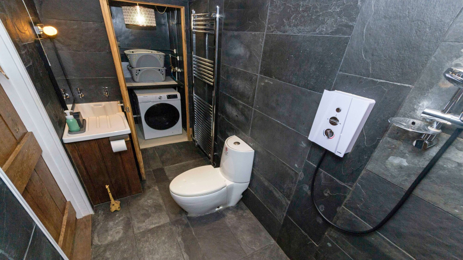 Bathroom 4, Shippenrill Croyde 6 Bedrooms, Sleeps 14, Hot Tub, Devon
