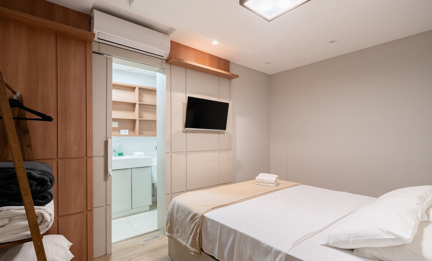 Room, Ap w/ Barbecue and Pool 350m Jurere Beach Jpr201, Florianopolis