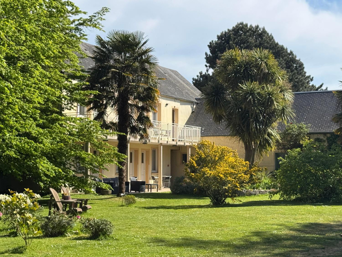 Exterior & Views 2, Logis Hotel La Demeure Du Perron, Manche