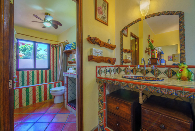 Bathroom 4, Casamar Suites, Dist. Pochutla