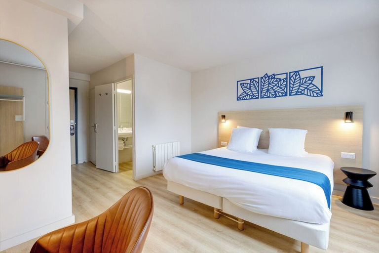 Bedroom 4, Brit Hotel Confort Carhaix, Finistère