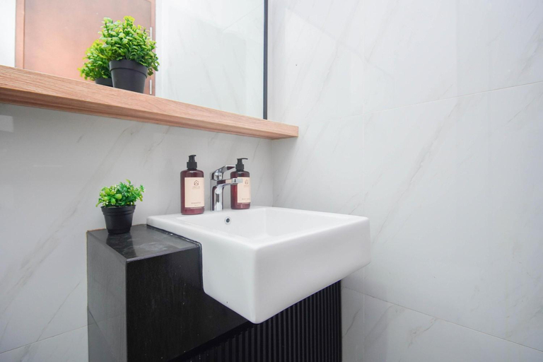 Bathroom 5, Studio at The Newton Ciputra World 2 By Travelio, Jakarta Selatan