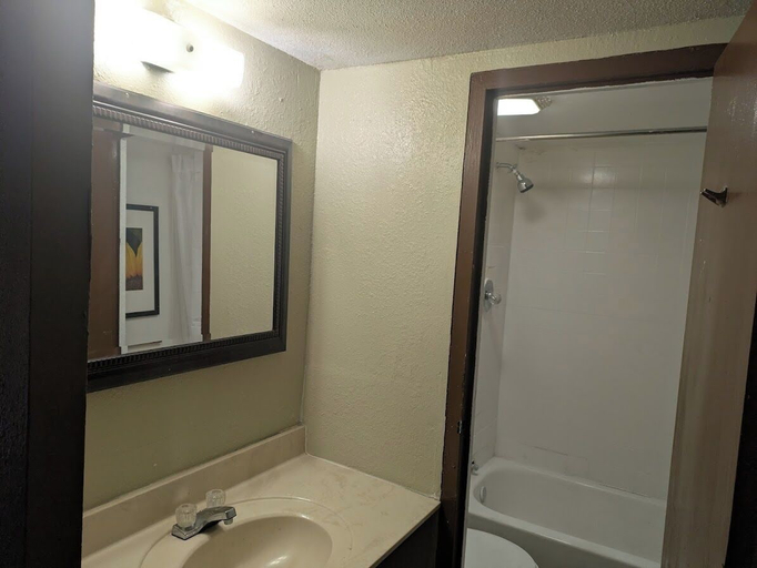 Bathroom, Arrowhead Inn, Kansas City