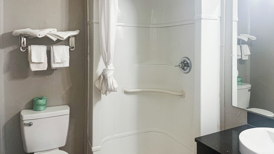 Bathroom 3, Motel 6 – Pecos, TX, Reeves