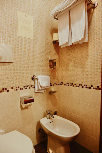 Bathroom 5, Hotel Ramapendula, Bari