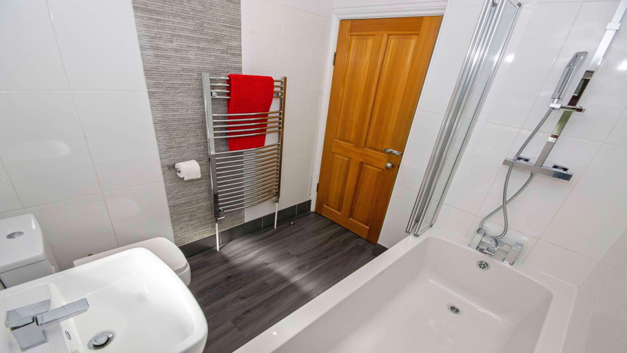 Bathroom 4, Streamways Nr Croyde 6 Bedroom, Sleeps 12-16, Hot Tub, Devon