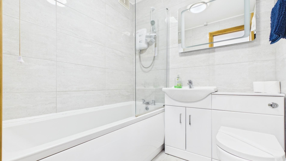 Bathroom, Ocean View - 1 Bedroom - Saundersfoot, Pembrokeshire