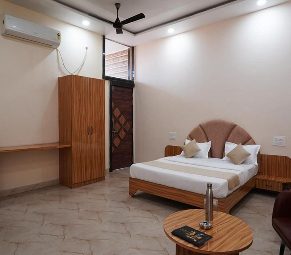 Room 2, Hotel Entry Point, Raipur
