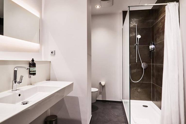 Bathroom 4, Premier Inn Köln City Centre, Köln