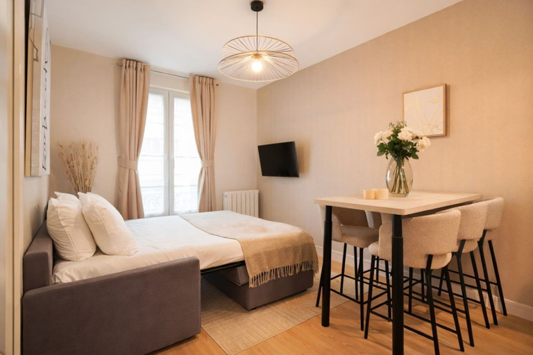 Bedroom 2, Courtois, Paris