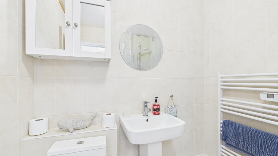 Bathroom 4, Harbour Hideaway - 1 Bedroom Apartment - Saundersfoot, Pembrokeshire