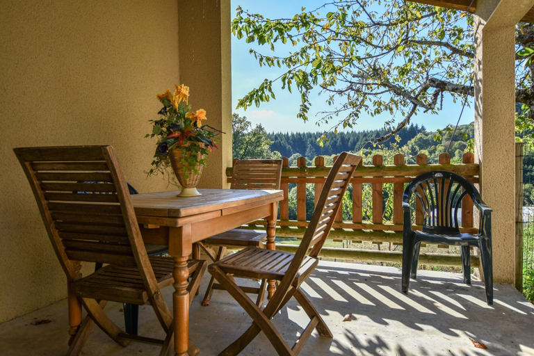 Outdoor dining, Calvinet Countryside Escape, Cantal