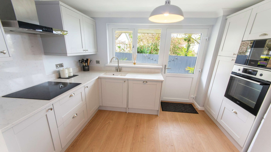 Others 4, Oceanside Sleeps 6 Walk to Beach & Stylish, Devon
