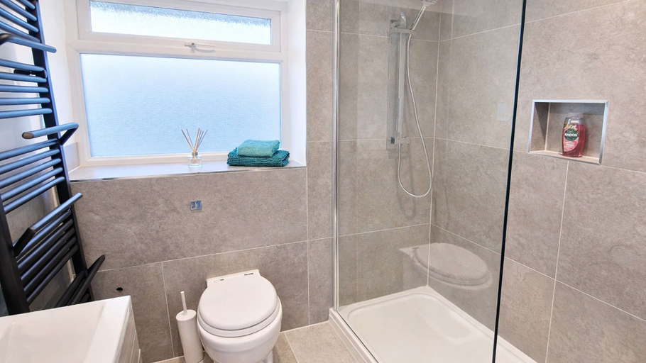 Bathroom 3, Sandbanks Sleeps 4 Beach Pass & 1 Dog, Devon