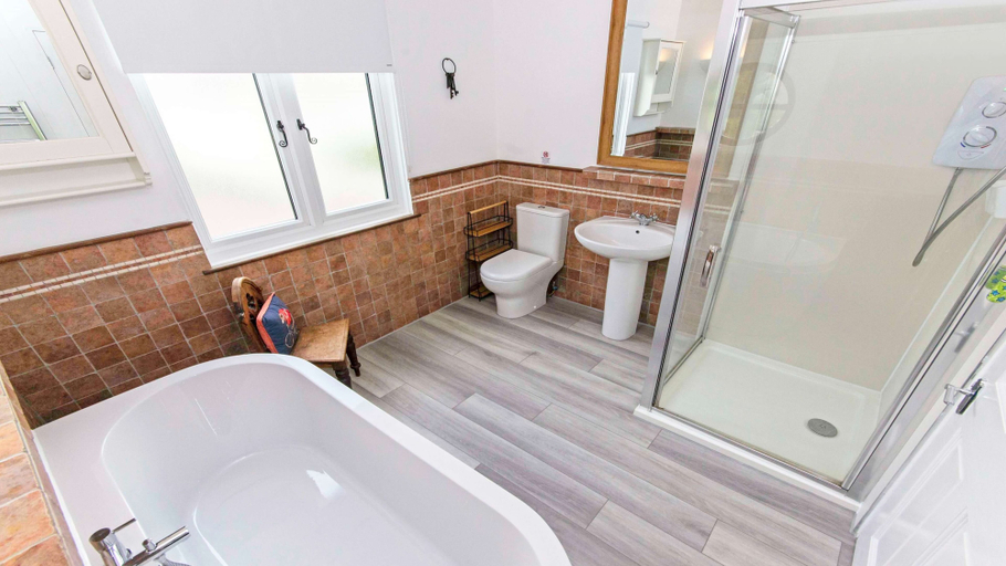 Bathroom 4, Bag-end House 7 Bedrooms, Sleeps 14, Hot Tub, Devon
