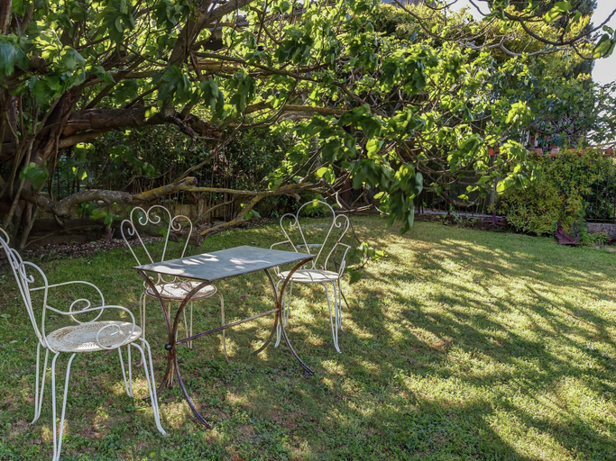 Others 4, Cottage in Oppede amidst Vineyards, Vaucluse