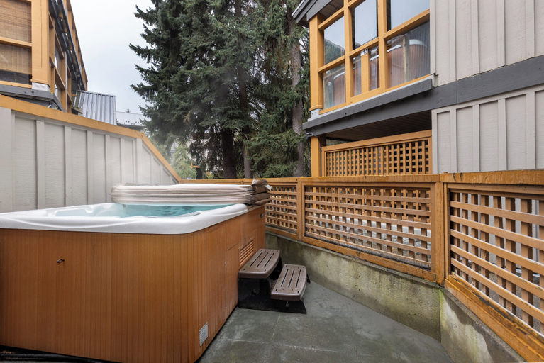 Private spa tub 4, Glacier's Reach by Whistler Premier, Squamish-Lillooet