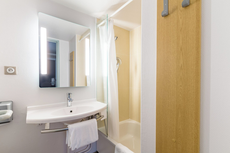 Bathroom 5, B&B Hotel Tours Nord 1 Val De Loire, Indre-et-Loire