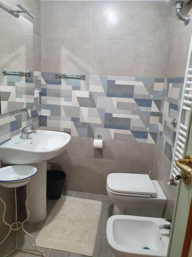 Bathroom 4, La Castellana, Cosenza